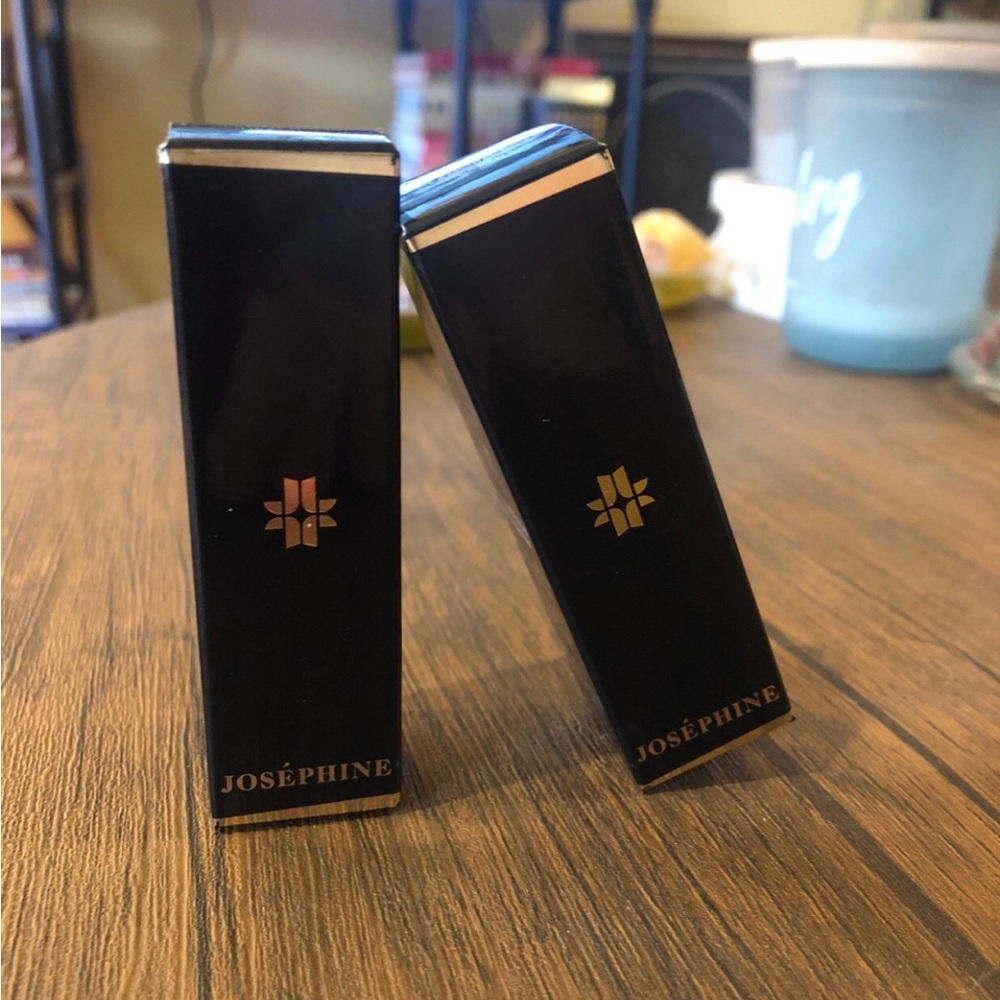 Two Joséphine products, one eye shadow and one powder lipstick.